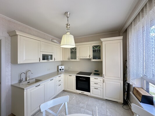 Продам трехкомнатную (3-комн.) квартиру, Саларьевская ул, 14к2, Московский п