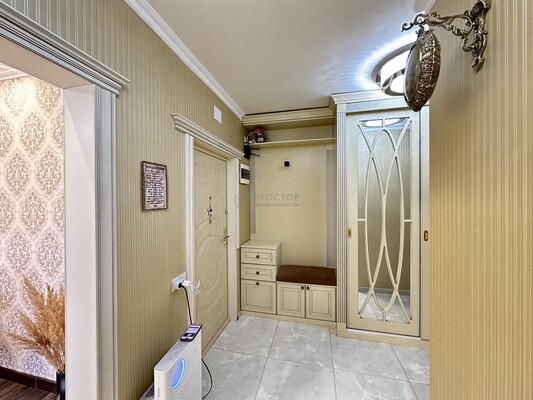 Продам трехкомнатную (3-комн.) квартиру, Саларьевская ул, 14к2, Московский п