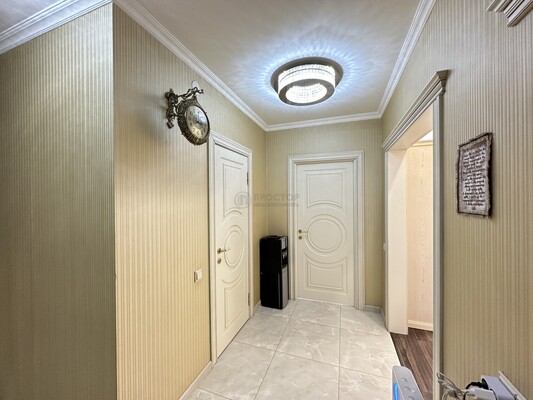 Продам трехкомнатную (3-комн.) квартиру, Саларьевская ул, 14к2, Московский п