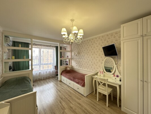 Продам трехкомнатную (3-комн.) квартиру, Саларьевская ул, 14к2, Московский п