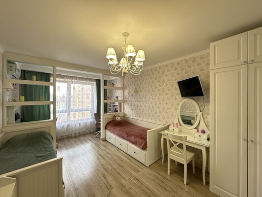 Продам трехкомнатную (3-комн.) квартиру, Саларьевская ул, 14к2, Московский п