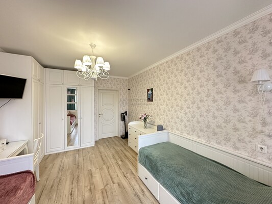 Продам трехкомнатную (3-комн.) квартиру, Саларьевская ул, 14к2, Московский п