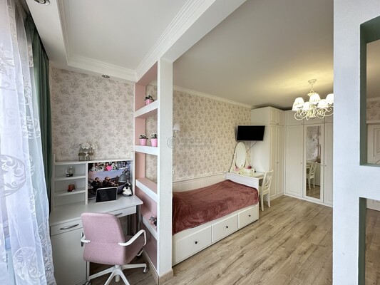 Продам трехкомнатную (3-комн.) квартиру, Саларьевская ул, 14к2, Московский п
