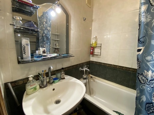 Продам трехкомнатную (3-комн.) квартиру, Калинина ул, 118б, Тихорецк г