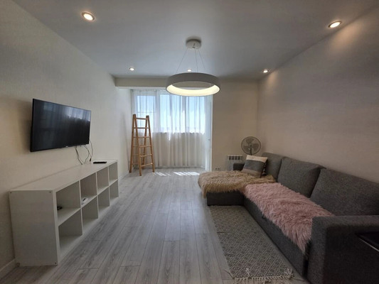 Продам двухкомнатную (2-комн.) квартиру, Мира пр-кт, 300к4, Южно-Сахалинск г