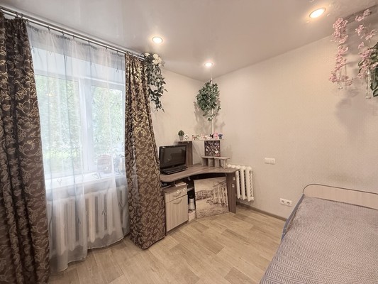 Продам трехкомнатную (3-комн.) квартиру, Советская ул, 80, Добрянка г