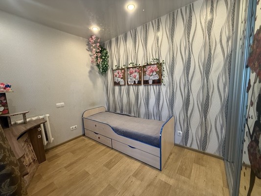 Продам трехкомнатную (3-комн.) квартиру, Советская ул, 80, Добрянка г