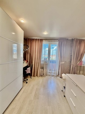 Продам трехкомнатную (3-комн.) квартиру, Ижорского Батальона ул, 7, Колпино г