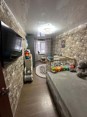 Продам трехкомнатную (3-комн.) квартиру, Чкалова ул, 13, Сланцы г