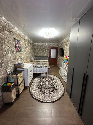 Продам трехкомнатную (3-комн.) квартиру, Чкалова ул, 13, Сланцы г