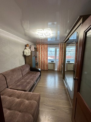 Продам трехкомнатную (3-комн.) квартиру, Чкалова ул, 13, Сланцы г
