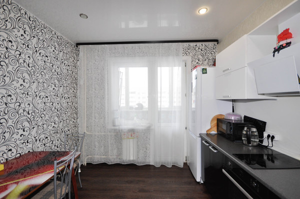 Продам трехкомнатную (3-комн.) квартиру, Комсомольская ул, 36Б, Долинск г