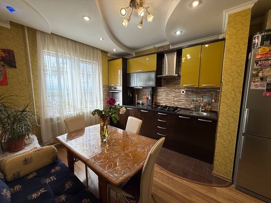 Продам трехкомнатную (3-комн.) квартиру, Маршала Жукова ул, 3, Симферополь г