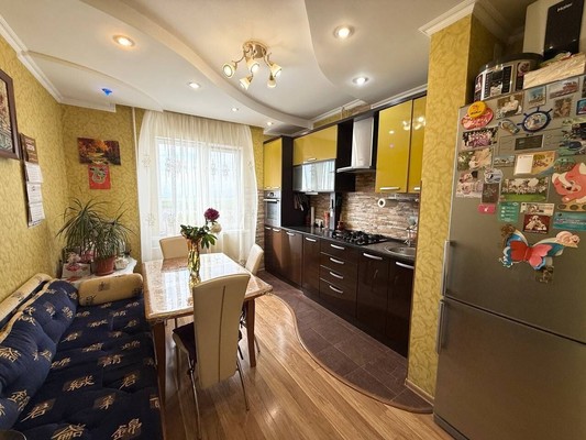 Продам трехкомнатную (3-комн.) квартиру, Маршала Жукова ул, 3, Симферополь г