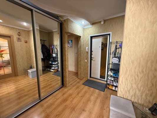 Продам трехкомнатную (3-комн.) квартиру, Маршала Жукова ул, 3, Симферополь г