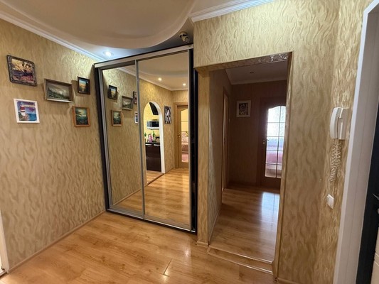 Продам трехкомнатную (3-комн.) квартиру, Маршала Жукова ул, 3, Симферополь г