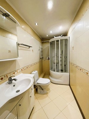 Продам трехкомнатную (3-комн.) квартиру, В.Гакуна ул, 8, Калининград г