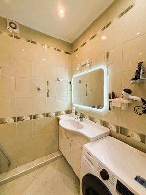 Продам трехкомнатную (3-комн.) квартиру, В.Гакуна ул, 8, Калининград г