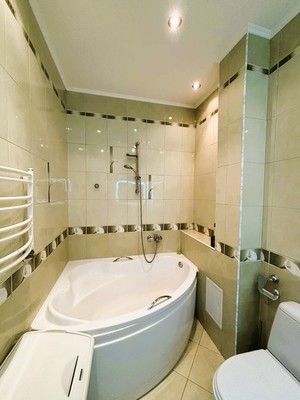 Продам трехкомнатную (3-комн.) квартиру, В.Гакуна ул, 8, Калининград г