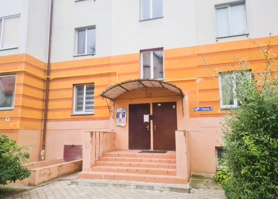 Продам трехкомнатную (3-комн.) квартиру, В.Гакуна ул, 8, Калининград г
