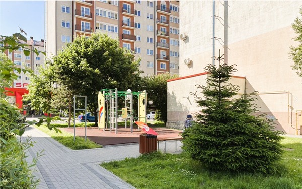Продам трехкомнатную (3-комн.) квартиру, В.Гакуна ул, 8, Калининград г