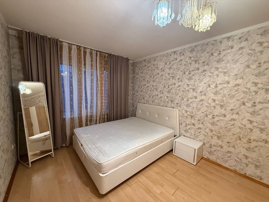 Продам трехкомнатную (3-комн.) квартиру, Лермонтова ул, 11, Симферополь г