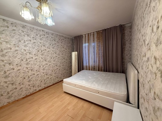 Продам трехкомнатную (3-комн.) квартиру, Лермонтова ул, 11, Симферополь г