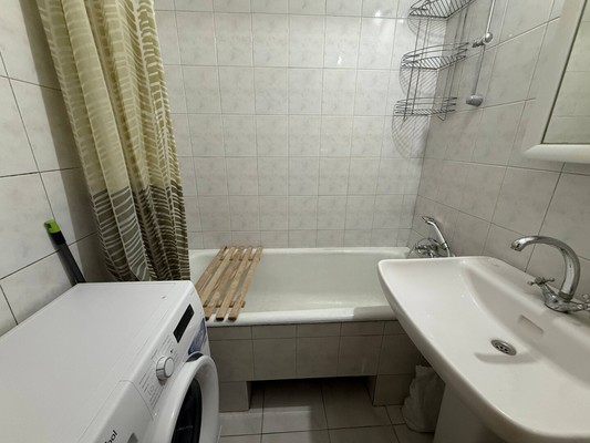 Продам трехкомнатную (3-комн.) квартиру, Лермонтова ул, 11, Симферополь г