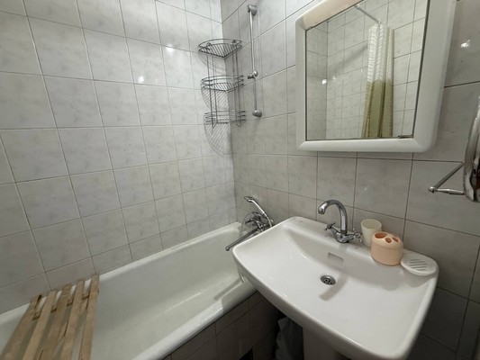 Продам трехкомнатную (3-комн.) квартиру, Лермонтова ул, 11, Симферополь г