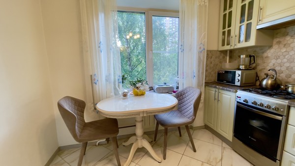 Продам трехкомнатную (3-комн.) квартиру, Космонавтов пр-кт, 64, Санкт-Петербург г