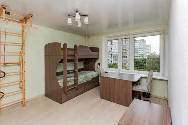 Продам трехкомнатную (3-комн.) квартиру, Нарвская ул, 11к4, Москва г