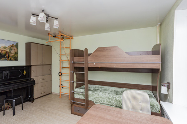 Продам трехкомнатную (3-комн.) квартиру, Нарвская ул, 11к4, Москва г