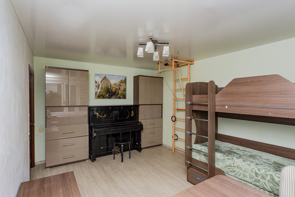 Продам трехкомнатную (3-комн.) квартиру, Нарвская ул, 11к4, Москва г