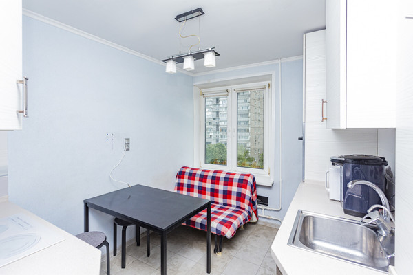 Продам трехкомнатную (3-комн.) квартиру, Нарвская ул, 11к4, Москва г