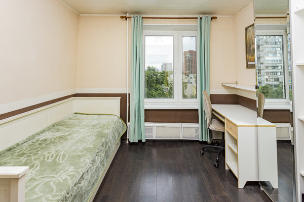 Продам трехкомнатную (3-комн.) квартиру, Нарвская ул, 11к4, Москва г