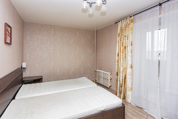 Продам трехкомнатную (3-комн.) квартиру, Нарвская ул, 11к4, Москва г