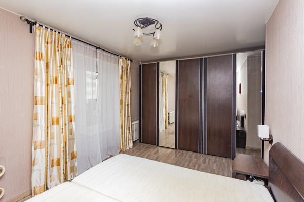 Продам трехкомнатную (3-комн.) квартиру, Нарвская ул, 11к4, Москва г