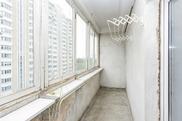 Продам трехкомнатную (3-комн.) квартиру, Нарвская ул, 11к4, Москва г
