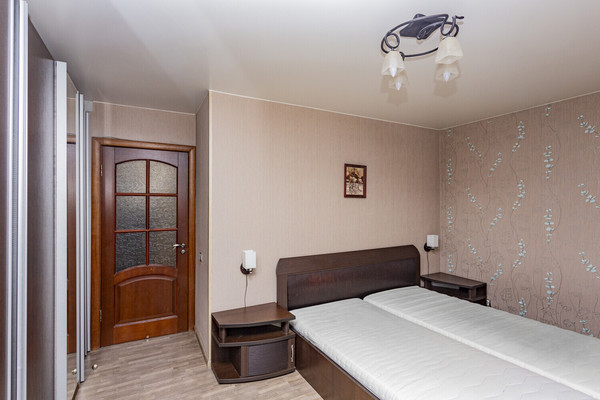 Продам трехкомнатную (3-комн.) квартиру, Нарвская ул, 11к4, Москва г