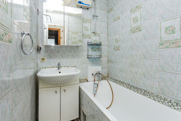 Продам трехкомнатную (3-комн.) квартиру, Нарвская ул, 11к4, Москва г