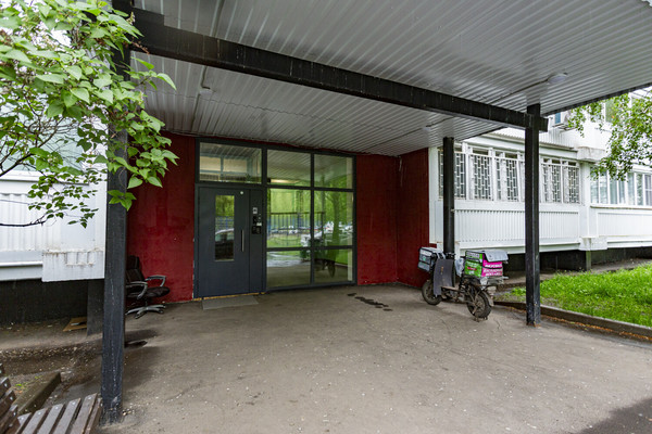 Продам трехкомнатную (3-комн.) квартиру, Нарвская ул, 11к4, Москва г