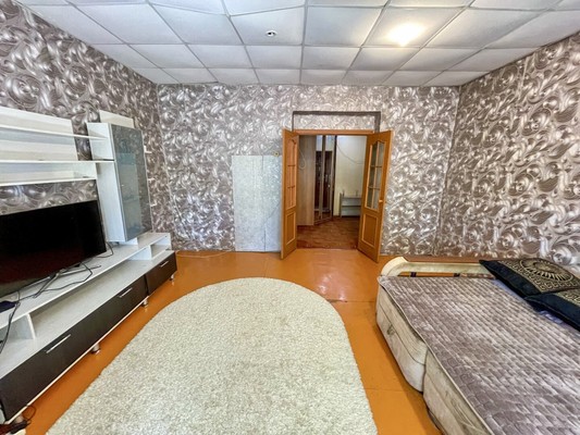 Продам трехкомнатную (3-комн.) квартиру, Школьная ул, 6, Эльбан рп