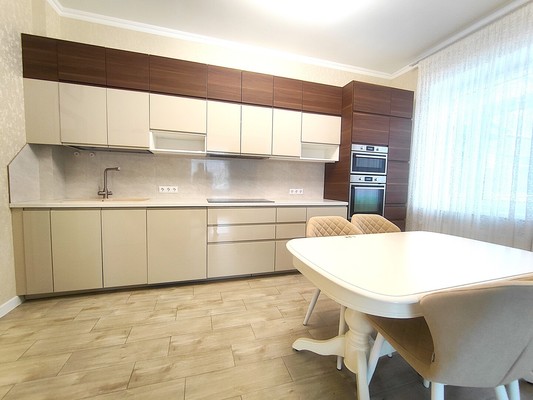 Продам трехкомнатную (3-комн.) квартиру, Дубравная ул, 28б, Казань г