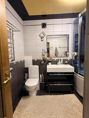 Продам трехкомнатную (3-комн.) квартиру, Псковская ул, 25, Великий Новгород г