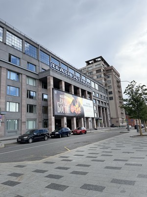 Продам многокомнатную квартиру, Серафимовича ул, 2, Москва г