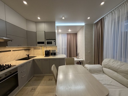 Продам трехкомнатную (3-комн.) квартиру, Югорская ул, 18, Ханты-Мансийск г
