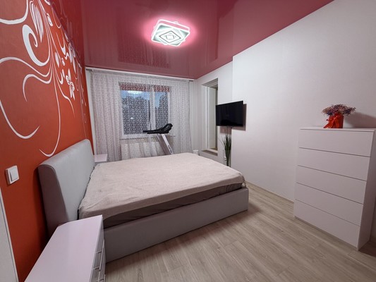 Продам трехкомнатную (3-комн.) квартиру, Югорская ул, 18, Ханты-Мансийск г