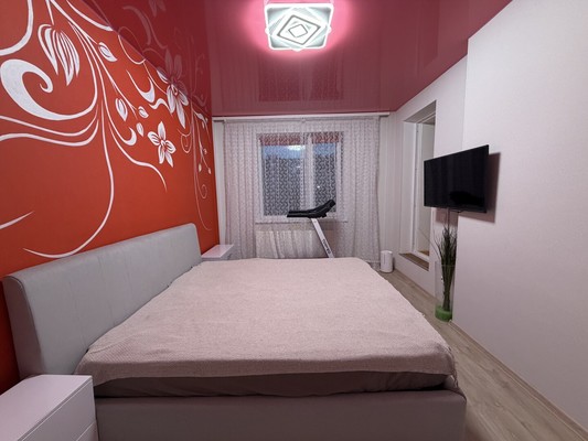 Продам трехкомнатную (3-комн.) квартиру, Югорская ул, 18, Ханты-Мансийск г