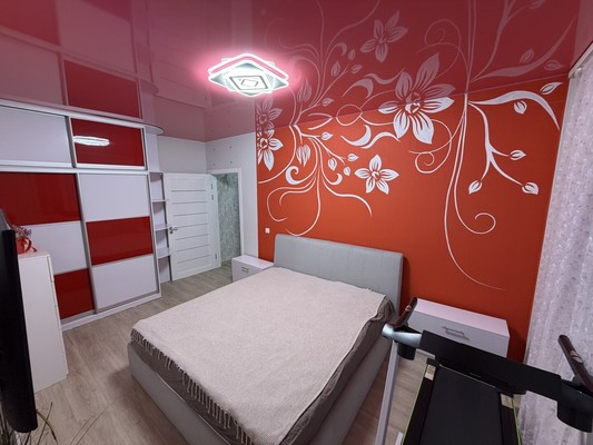 Продам трехкомнатную (3-комн.) квартиру, Югорская ул, 18, Ханты-Мансийск г
