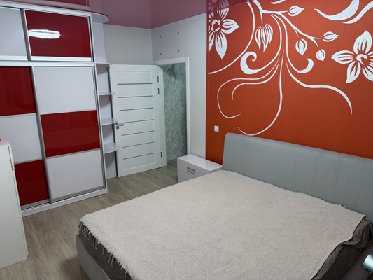 Продам трехкомнатную (3-комн.) квартиру, Югорская ул, 18, Ханты-Мансийск г